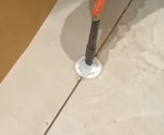 新乐瓷砖空鼓维修公司专业解答瓷砖在铺贴过程中，如果没有涂抹均匀到位的粘结材料（如水泥砂浆或瓷砖胶），可能会导致以下问题
